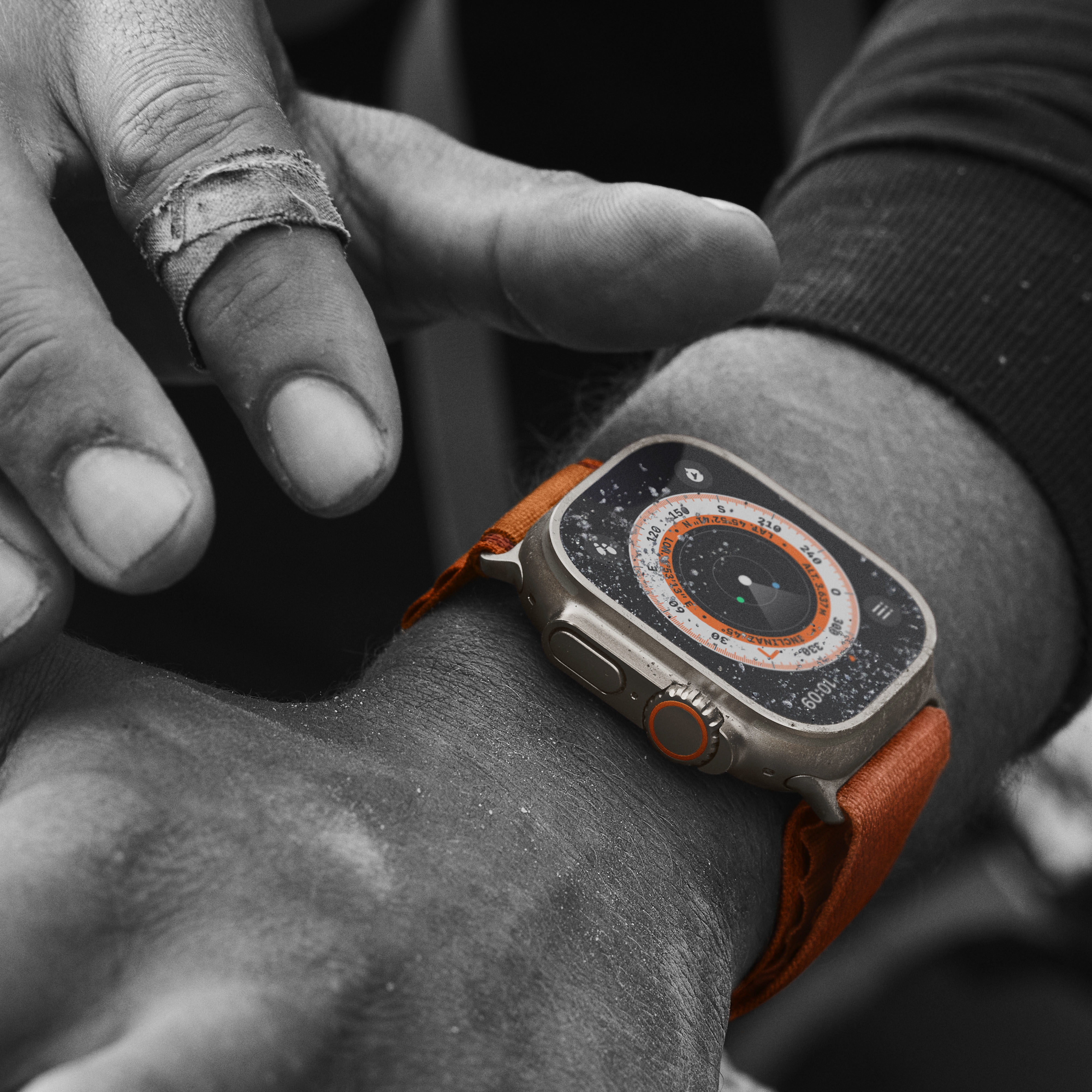 Smartwatch Apple Watch Ultra GPS + Cellular, 49mm Cassa in Titanio con Cinturino Alpine Loop Arancione - Medium [MQFL3TY/A]