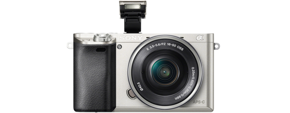 Fotocamera digitale Sony α Alpha 6000L, fotocamera mirrorless con obiettivo 16-50 mm, attacco E, sensore APS-C, 24.3 MP, argento [ILCE6000LS.CEC]